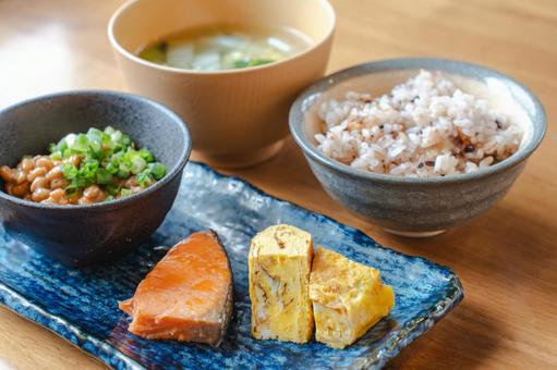 和朝食の定番メニュー 和朝食の定番メニュー 和朝食,朝食,納豆の写真素材