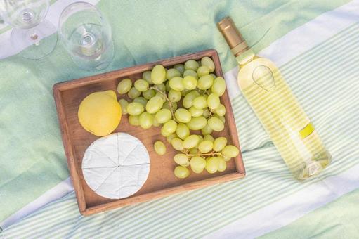 トレイのぶどうやカマンベールチーズ カマンベール,チーズ,ぶどうの写真素材