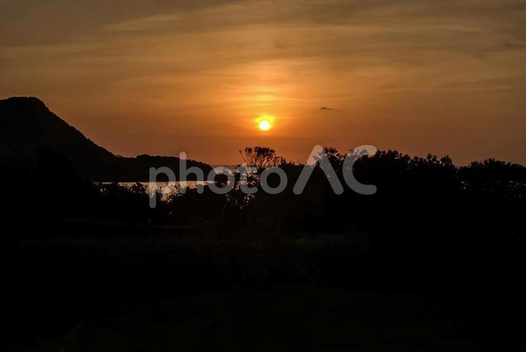 ＜五島の夜明け＞鐙瀬の日の出 風景,空,海の写真素材