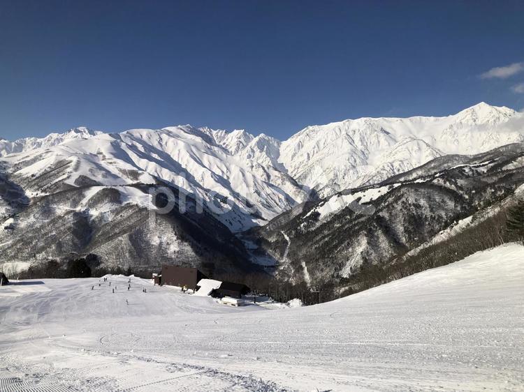 冠雪した北アルプスの山並み　長野県白馬村 冠雪,山並み,北アルプスの写真素材