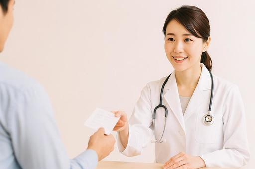 女医から説明を受ける男性 女医から説明を受ける男性の写真