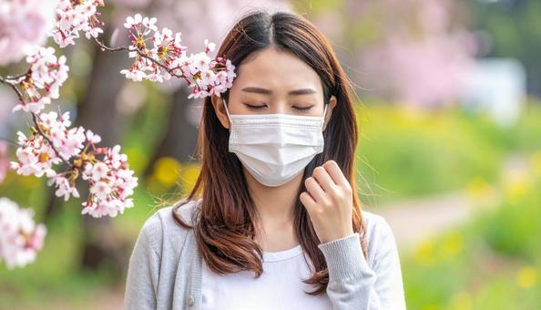 マスクをして辛そうにしている日本人女性 マスクをして辛そうにしている日本人女性の写真