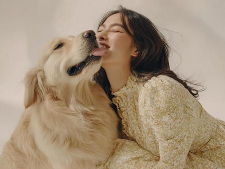 愛情を表現する女性とゴールデンレトリバー 愛情を表現する女性とゴールデンレトリバーの写真