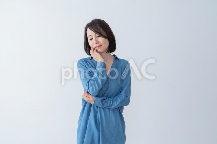 悩むミドル女性 カジュアル,主婦,60代の写真素材