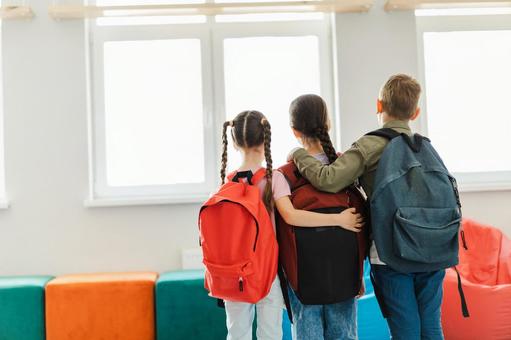 窓辺で肩を組む生徒たち 男の子,女の子,子どもの写真素材