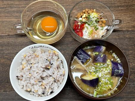 健康的な朝食(生卵となすの味噌汁)① 卵かけご飯,tkg,生卵の写真素材