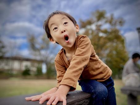 ベンチにて 子ども,男の子,ベンチの写真素材