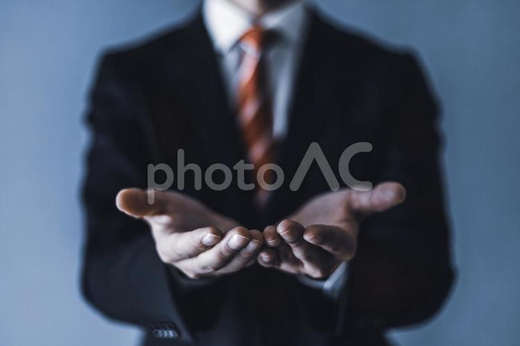 両手を差し出すビジネスマン 人物,ビジネス,顔無しの写真素材
