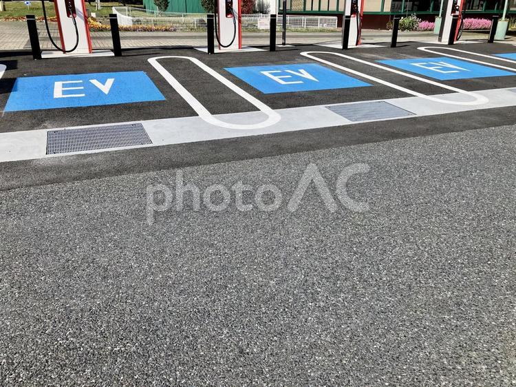 EV 充電スタンド/高速道路駐車場 ev,充電スタンド,複数台の写真素材