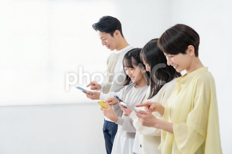 携帯を持つ家族 携帯,暮らし,キャンペーンの写真素材