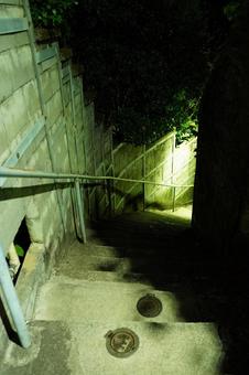深夜の熱海駅線路付近の道路沿いの階段 深夜の熱海駅線路付近の道路沿いの階段 ホラー,怖い,不気味の写真素材