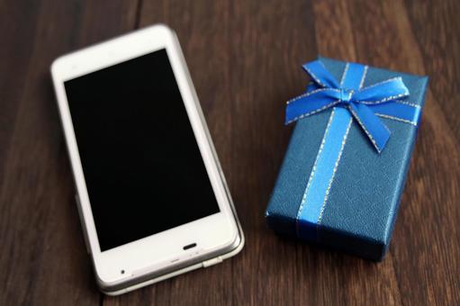 スマホと青いギフトボックス スマホと青いギフトボックス スマホ,携帯電話,白色の写真素材