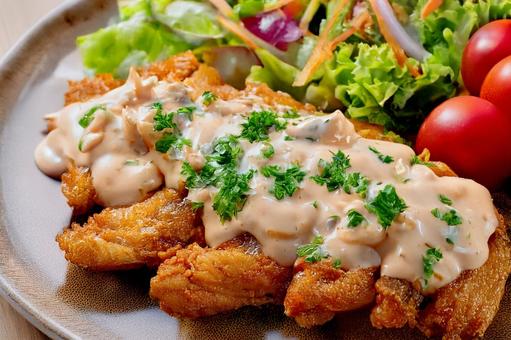 タルタルたっぷりのチキン南蛮の写真