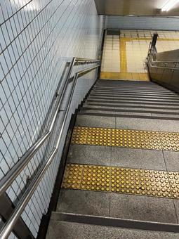 階段 階段 階段,手すり,駅の写真素材