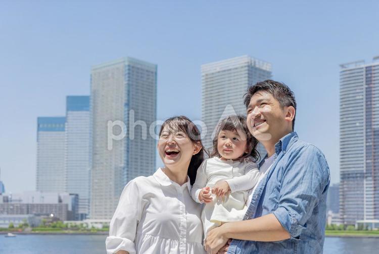 都会に住む家族　親子 家族,見上げる,仲良しの写真素材