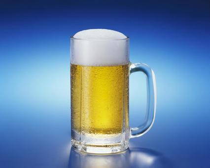 ビールジョッキに入った生ビール ビールジョッキに入った生ビール 生ビール,泡,アルコールの写真素材