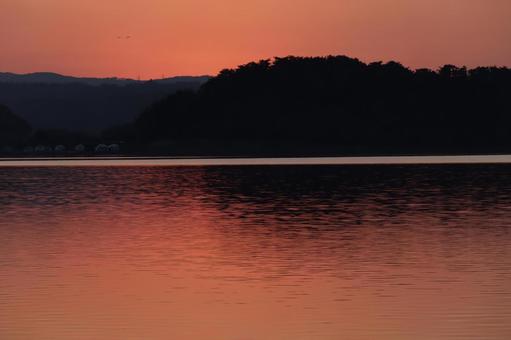 冬の落日の後の燃える空と湖山池の水面 湖山池,夕景,夕焼けの写真素材