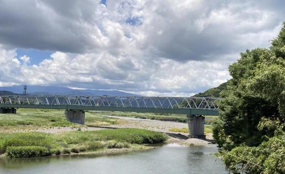 厚い雲と川 厚い雲と川の写真