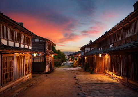 灯籠の明かりと古い町並み 灯籠の明かりと古い町並みの写真