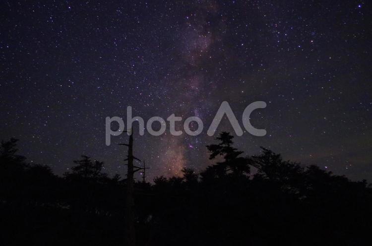 大自然から眺める星空 天体,星空,星の写真素材