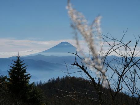 乾徳山から望む富士山 乾徳山から望む富士山 富士山,乾徳山,山梨市の写真素材