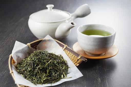 緑茶と茶葉と急須 緑茶と茶葉と急須の写真