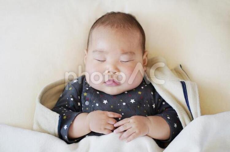 寝る5ヶ月目の赤ちゃん 寝る5ヶ月目の赤ちゃん 赤ちゃん,子供,子どもの写真素材