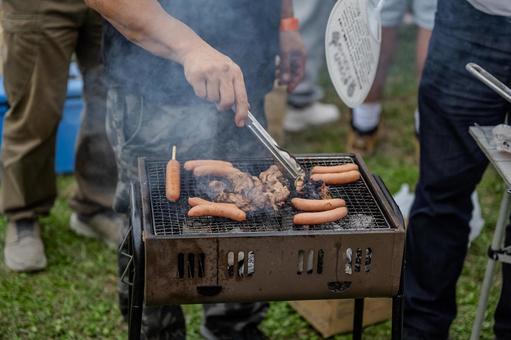 バーベキューの風景 バーベキュー,bbq,仲間の写真素材