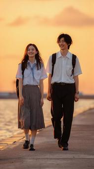 制服姿の笑顔あふれる二人 制服姿の笑顔あふれる二人の写真
