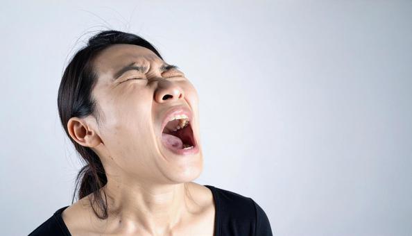 悲しくて泣く日本人女性・暗いイメージの写真