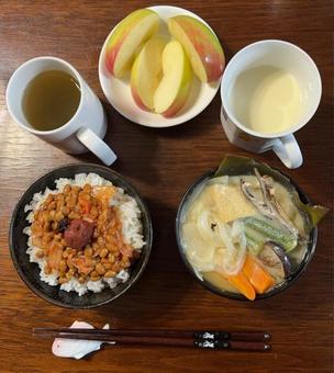 こまちご飯にキムチ納豆とかつお梅等の朝食 こまちご飯にキムチ納豆とかつお梅等の朝食 朝食,あきたこまち,ご飯の写真素材