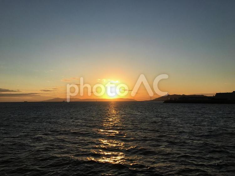 明石海峡大橋と夕日横 夕焼け,夕日,夕焼け空の写真素材