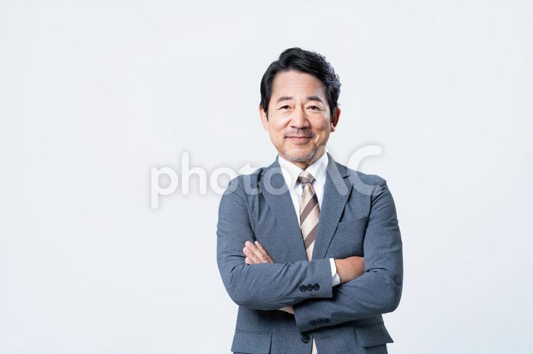 腕組みをするミドルのビジネスマン ビジネスマン,ビジネス,ミドルの写真素材
