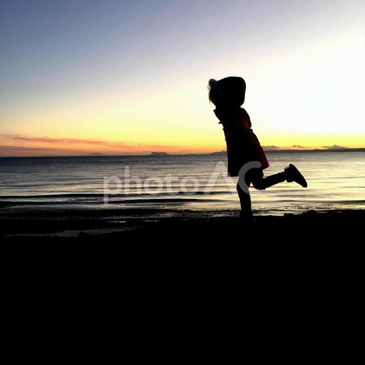 夕焼けと海と少女 夕焼け,海,少女の写真素材