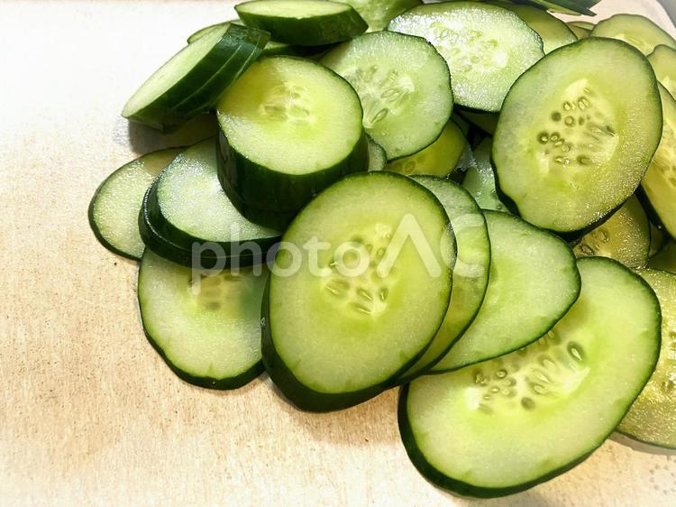 きゅうりの斜め切り きゅうり,斜め切り,きゅうりの切り方の写真素材