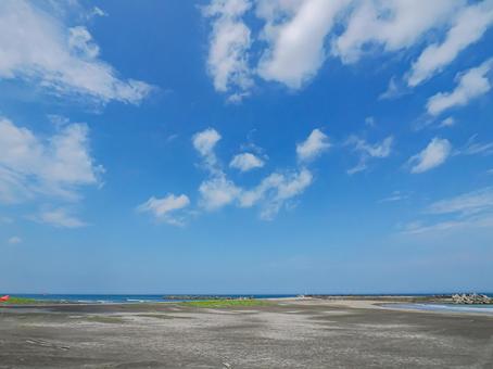 夏の晴れた砂浜と空 夏,海,空の写真素材
