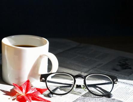 秋のMORNING③ 秋のMORNING③ コーヒー,新聞,紅葉の写真素材