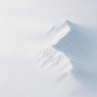白霧の雪山稜線 白霧の雪山稜線の写真