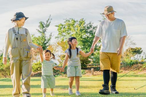 キャンプ場で遊ぶ家族・ファミリー キャンプ,家族,子供の写真素材