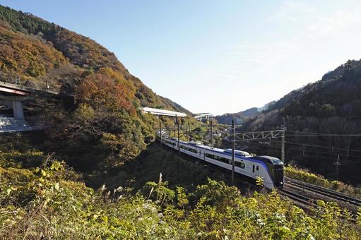中央本線あずさと田舎の風景、紅葉の季節 中央本線あずさと田舎の風景、紅葉の季節 あずさ,松本行き,高尾の写真素材