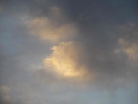 雨上がりの雲の隙間から除く朝の太陽 太陽,雲,朝焼けの写真素材