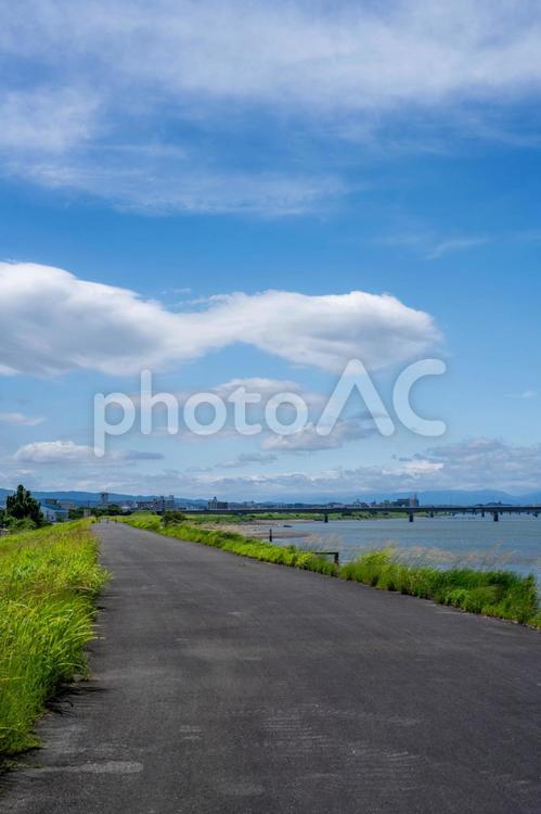 晴れた日の河川敷と雲 風景,雲,空の写真素材