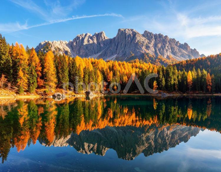 静かな湖の水面に反射する秋色の山　絶景3 秋,紅葉,湖の写真素材