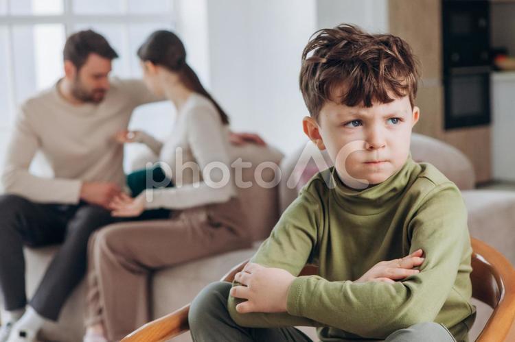 不機嫌の男の子と喧嘩する両親 親子,男の子,両親の写真素材