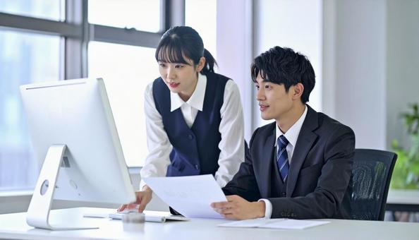 資料を説明する女性社員 資料を説明する女性社員の写真
