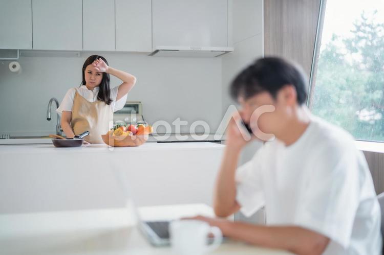 出産直前の妊婦と仕事する男性（怒る） 妊婦,怒る,ストレスの写真素材