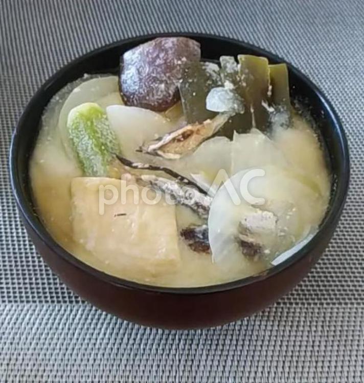 野菜と食べる煮干しと椎茸等の具沢山みそ汁 味噌汁,オクラ,野菜の写真素材