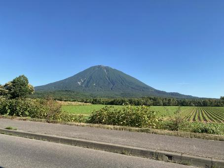 羊蹄山が見える道 羊蹄山が見える道 北海道,山,羊蹄山の写真素材