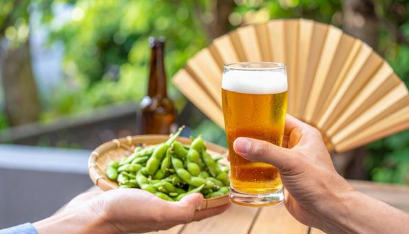枝豆とビールのある夏の風景の写真