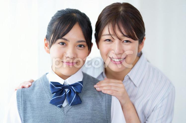カメラ目線の女の子とお母さん 人物,女の子,女子生徒の写真素材